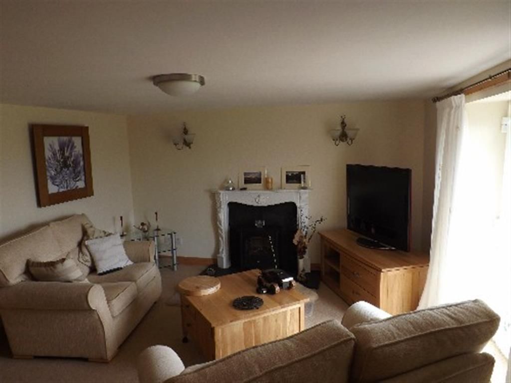 SITTING ROOM/ DINING AREA