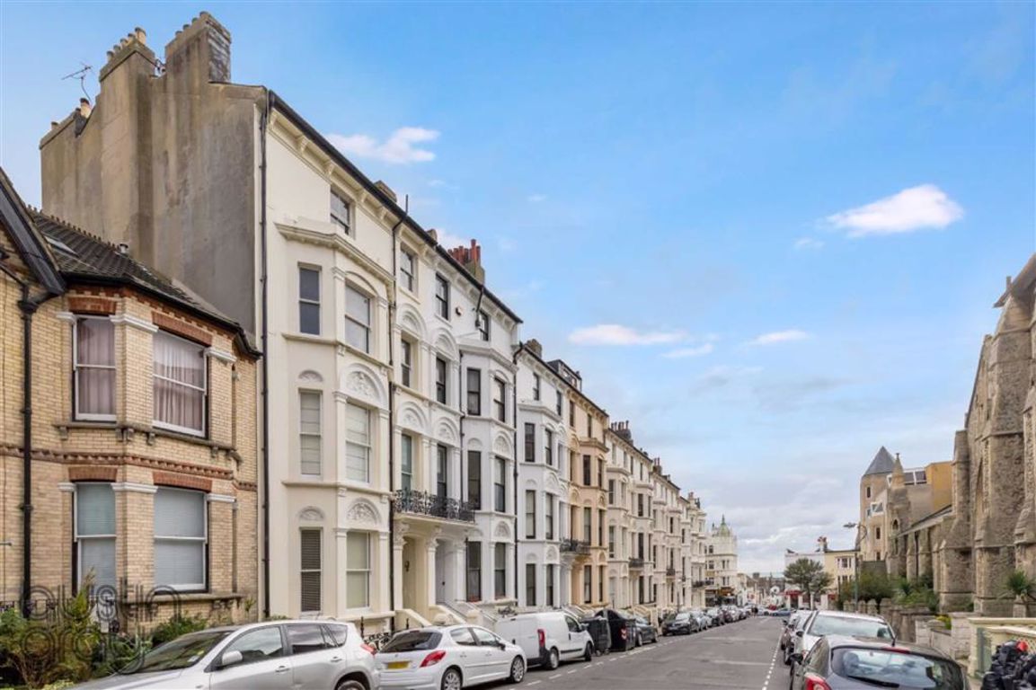 2Bedroom Flat Sold in Cambridge Road, Hove Austin Gray