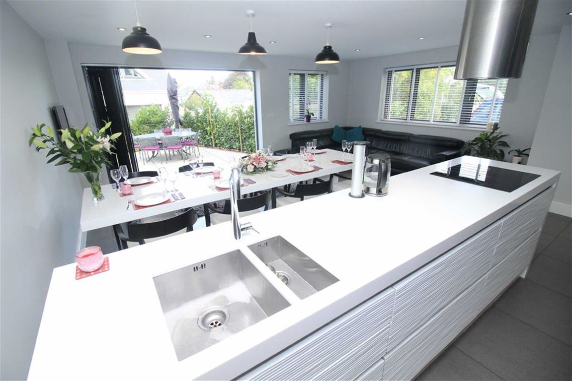 KITCHEN/ DINING ROOM