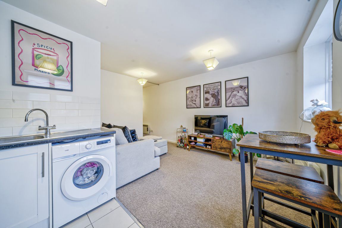 Pond Court, Guildford Road