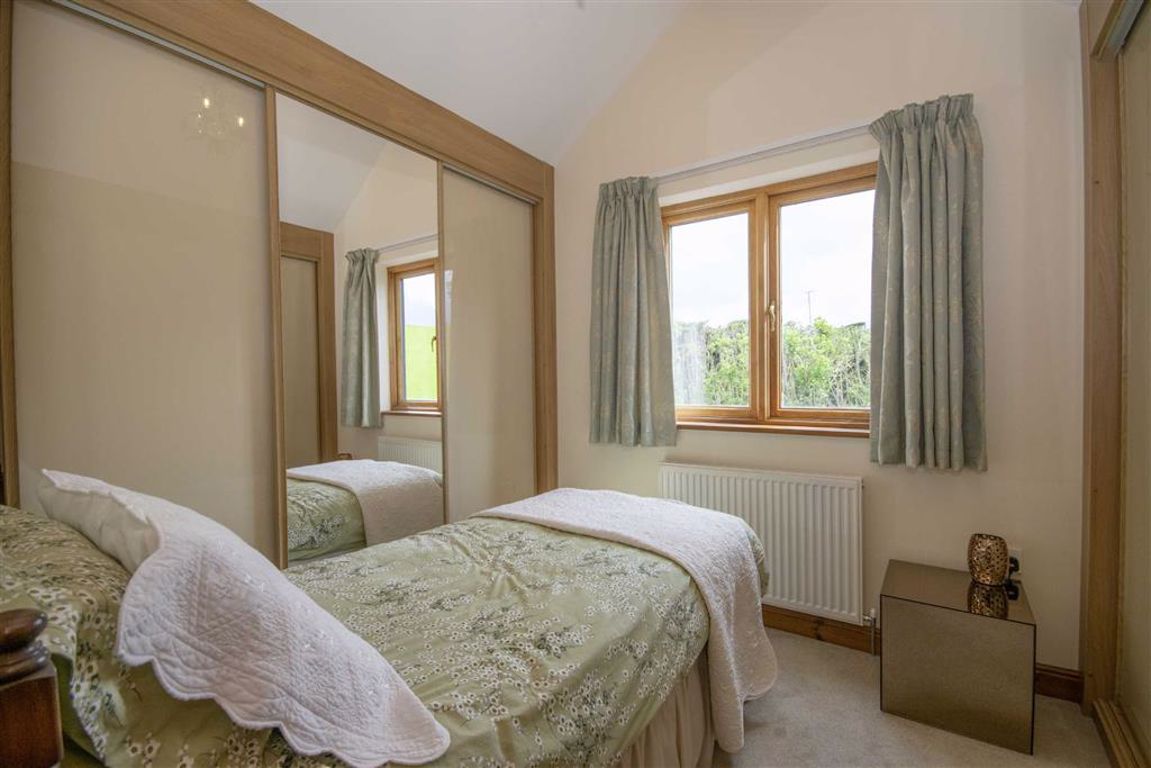 Minffordd, Llangyniew, Welshpool, SY21 0JT Estate Agents & Auctioneers