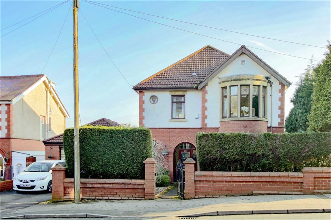 4 Bed Detached House For Sale - Main Image