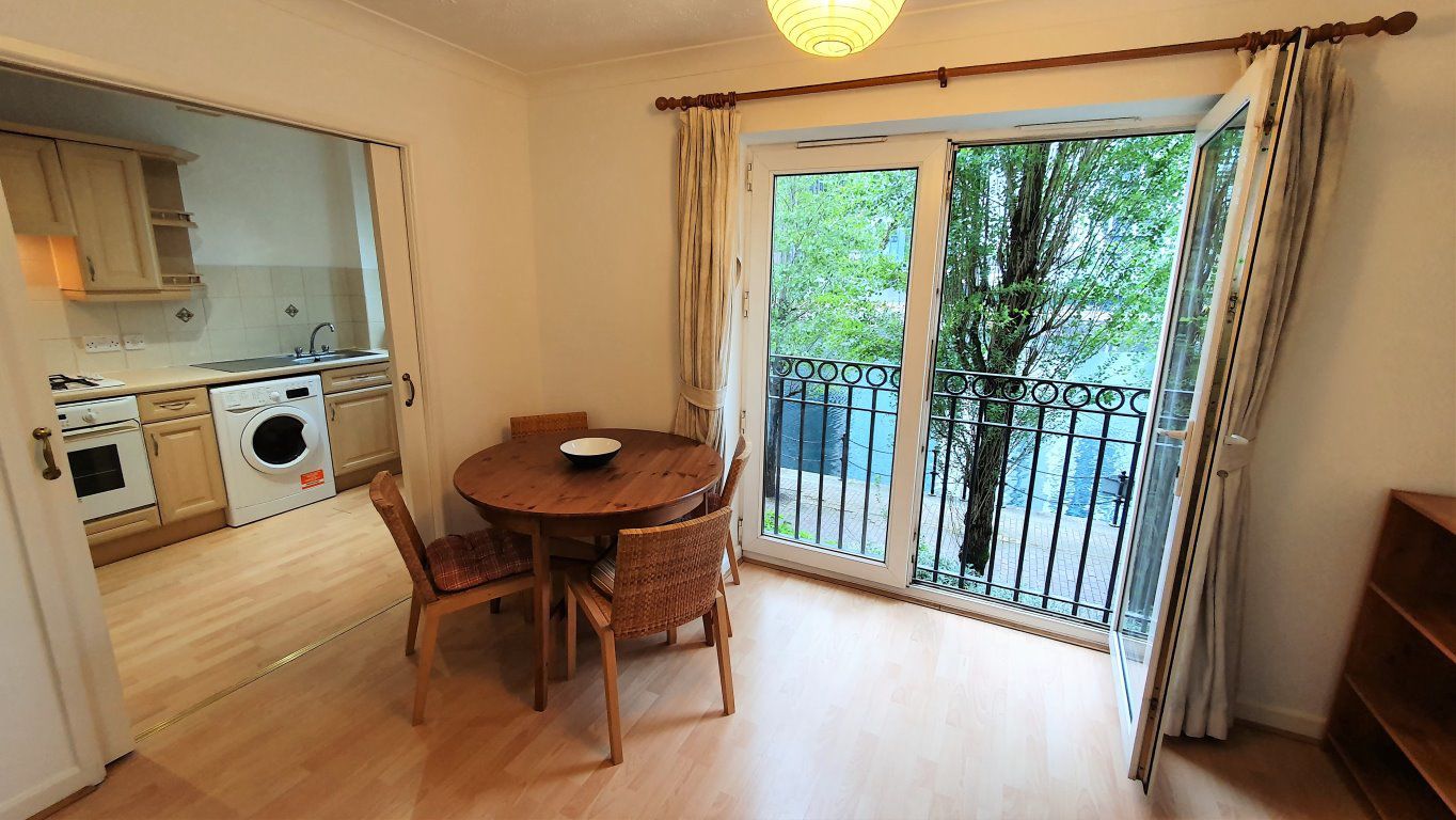 LABRADOR QUAY, SALFORD QUAYS, M50 Price 1200 Bedrooms 2