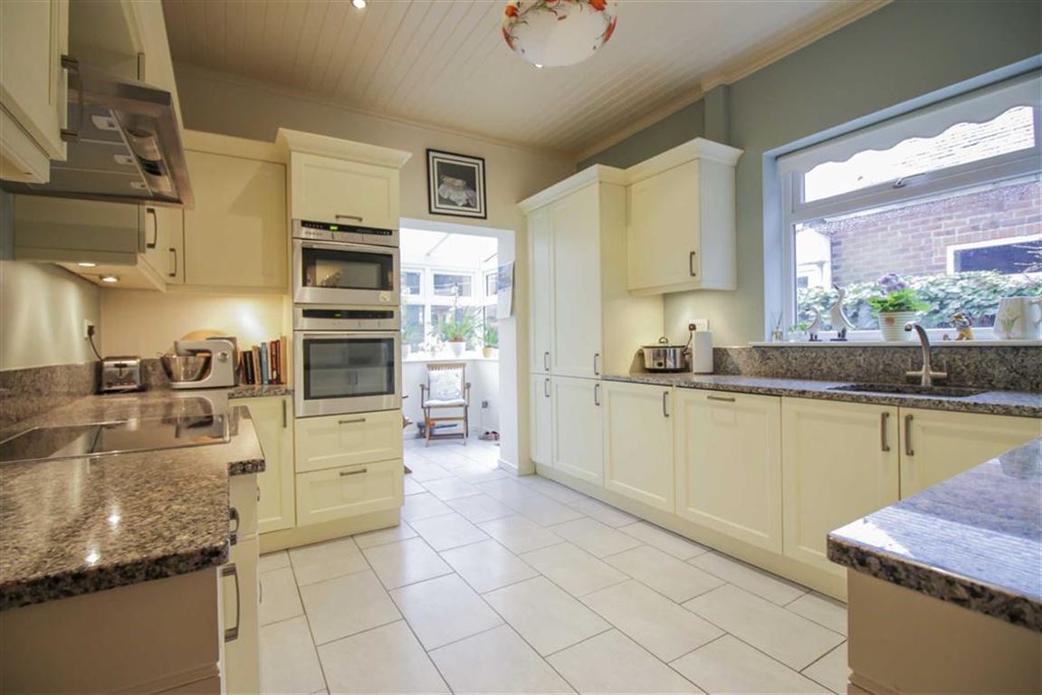 4 Bed Terraced House For Sale - Main Image
