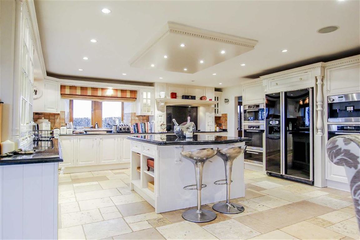 6 Bed Detached House For Sale - Main Image