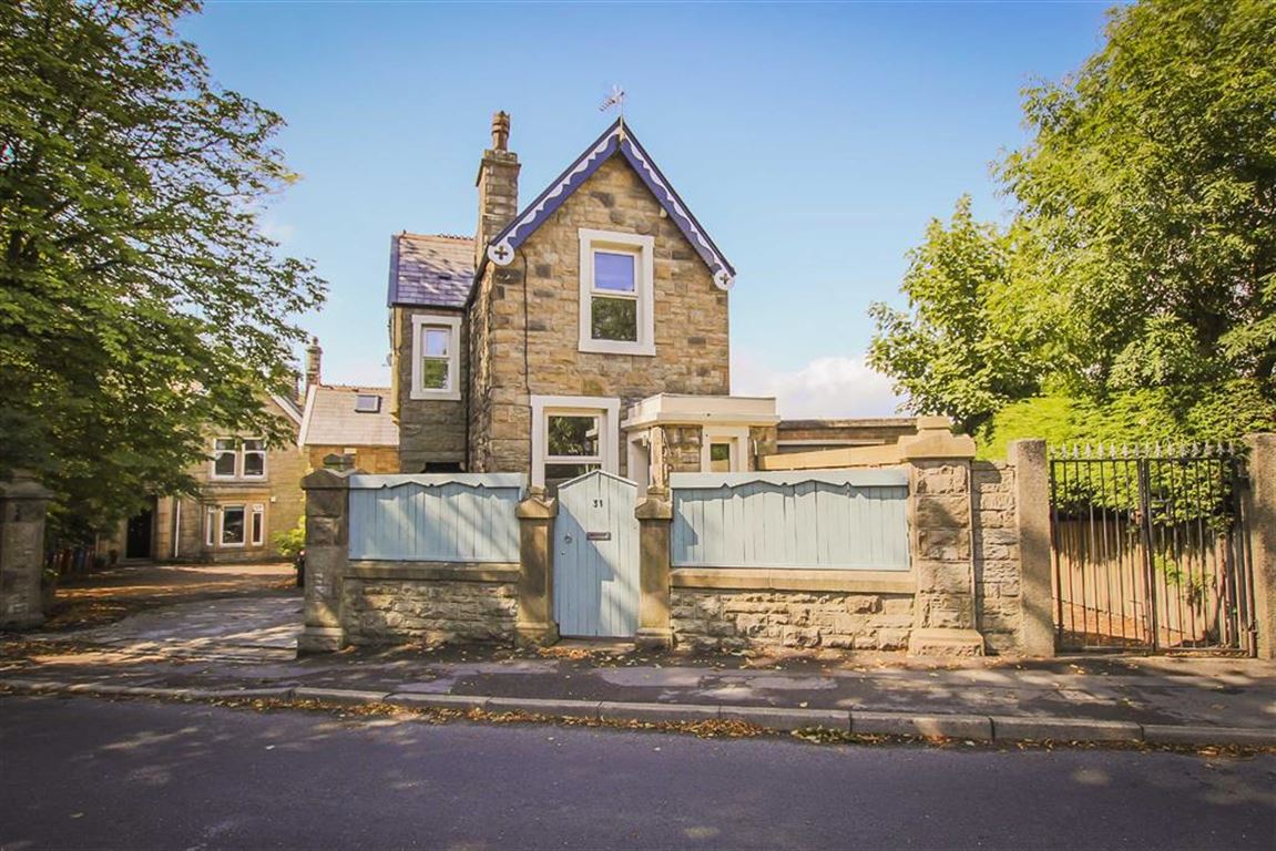 2 Bedroom Detached House For Sale - Main Image
