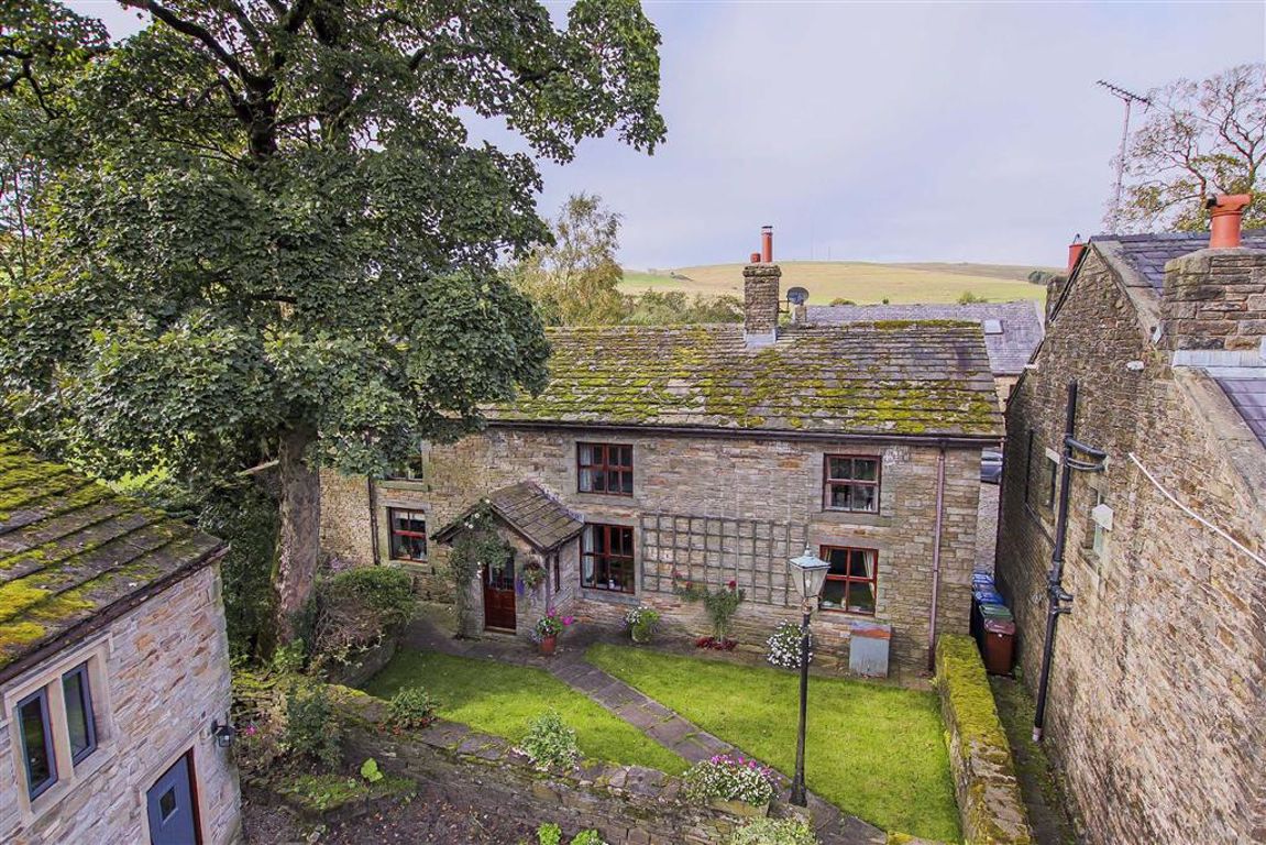 4 Bed Farmhouse For Sale - Main Image