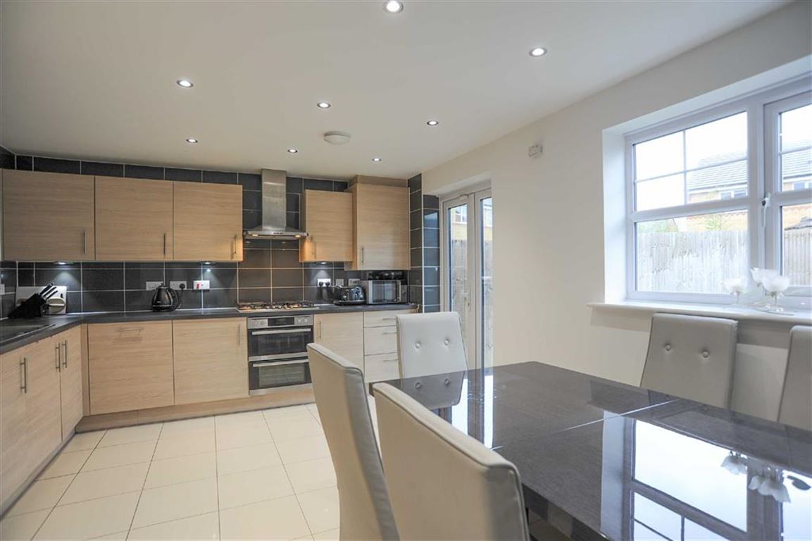 4 Bed Townhouse House For Sale - Main Image