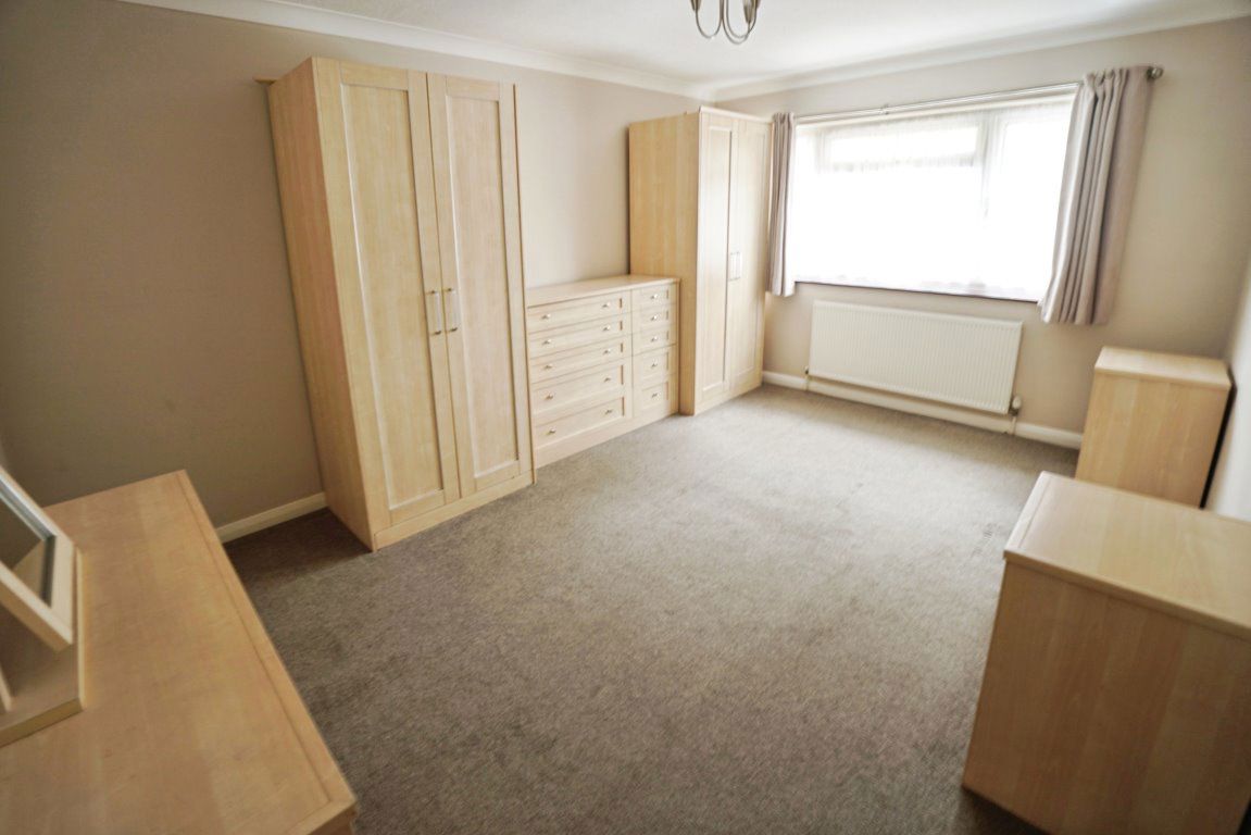 Epsom Road, Seven Kings