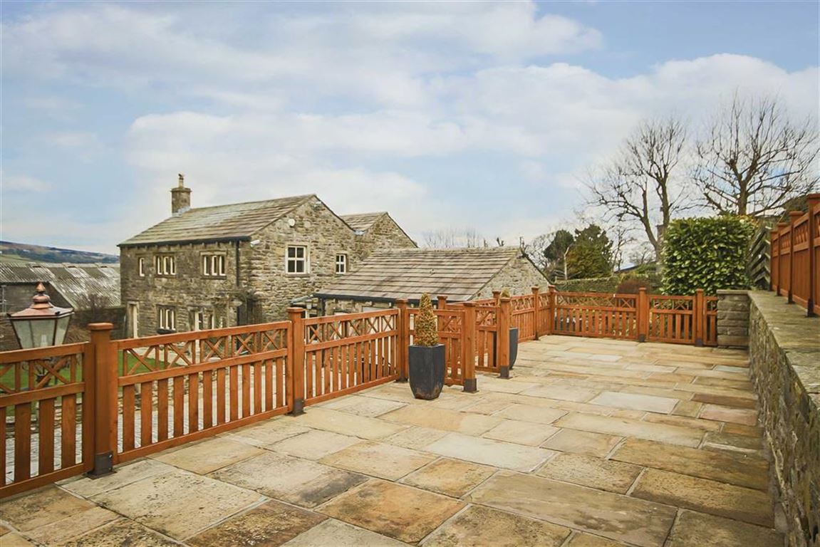 4 Bed Detached House For Sale - Main Image