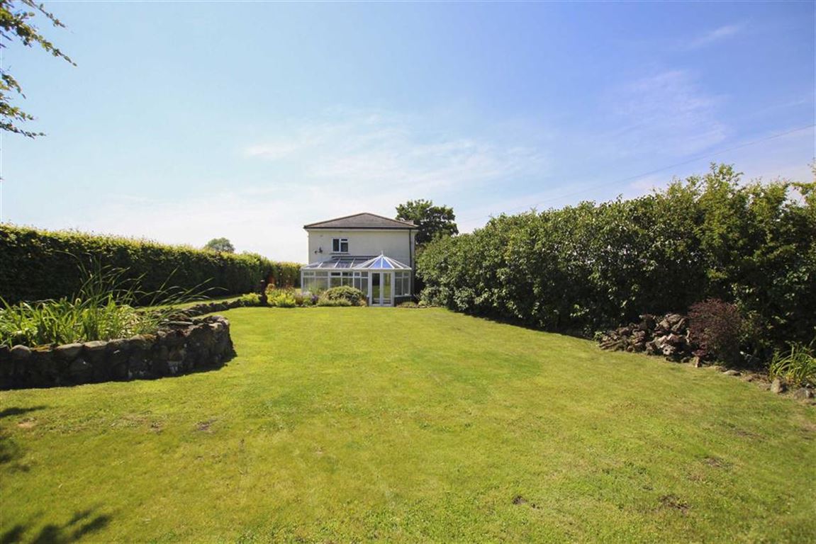4 Bedroom Detached House For Sale - Main Image