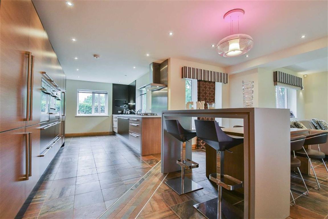 5 Bed Detached House For Sale - Main Image