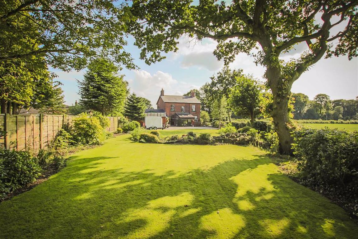 4 Bedroom Detached House For Sale - Main Image
