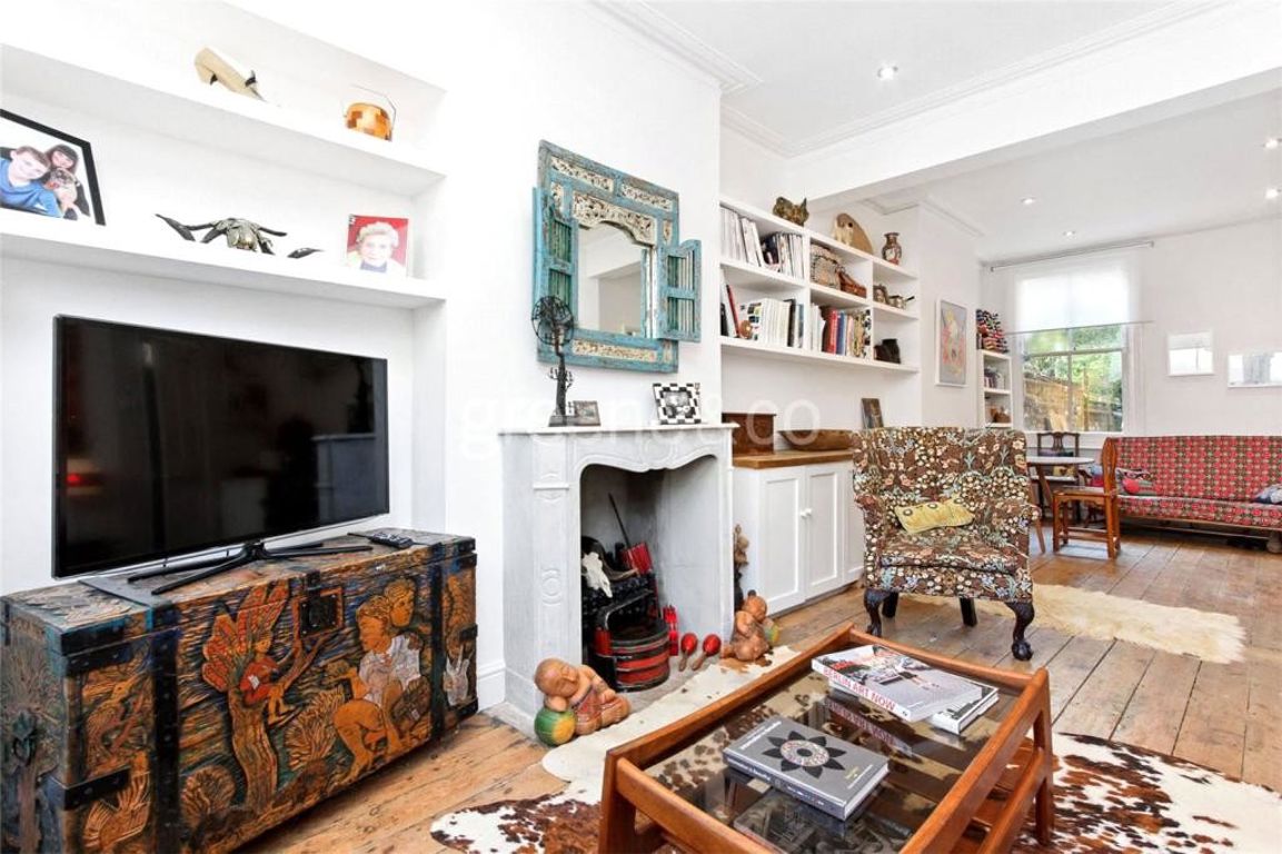 3 bed property in Warfield Road, London