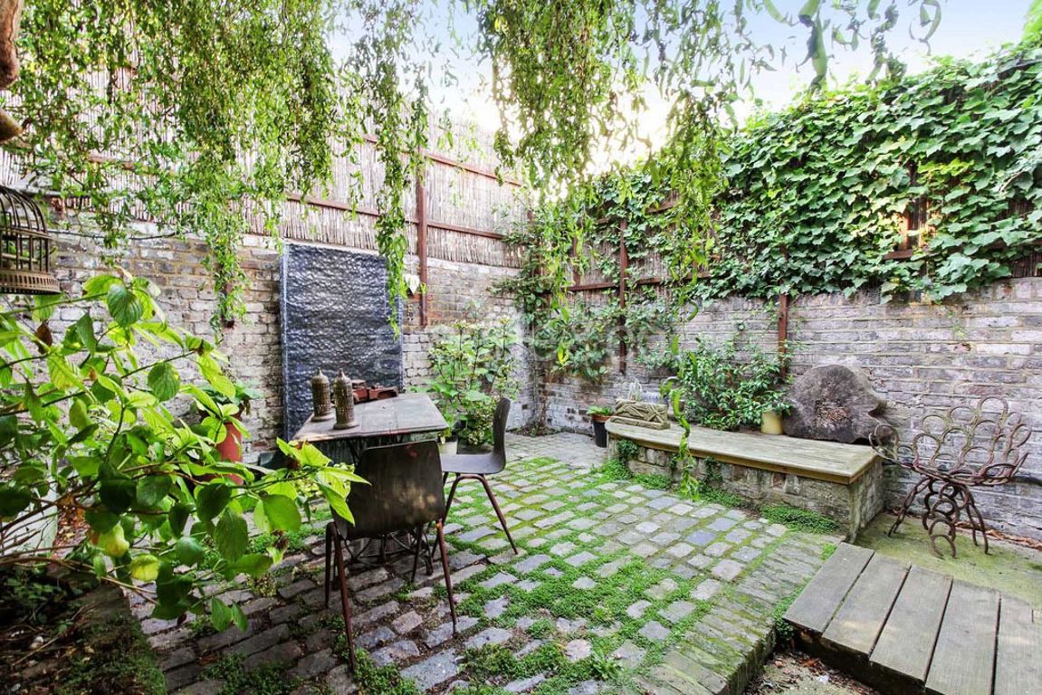 3 bed property in Warfield Road, London