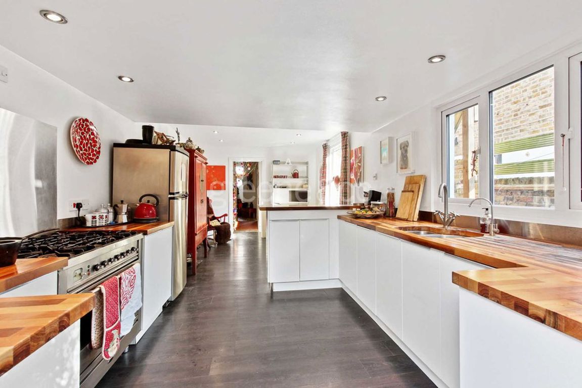 3 bed property in Warfield Road, London