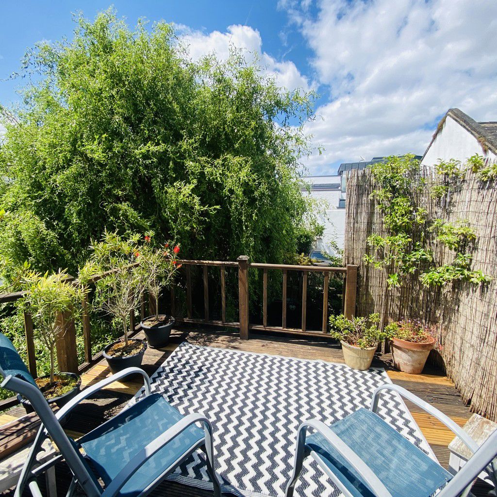 3 bed property in Warfield Road, London