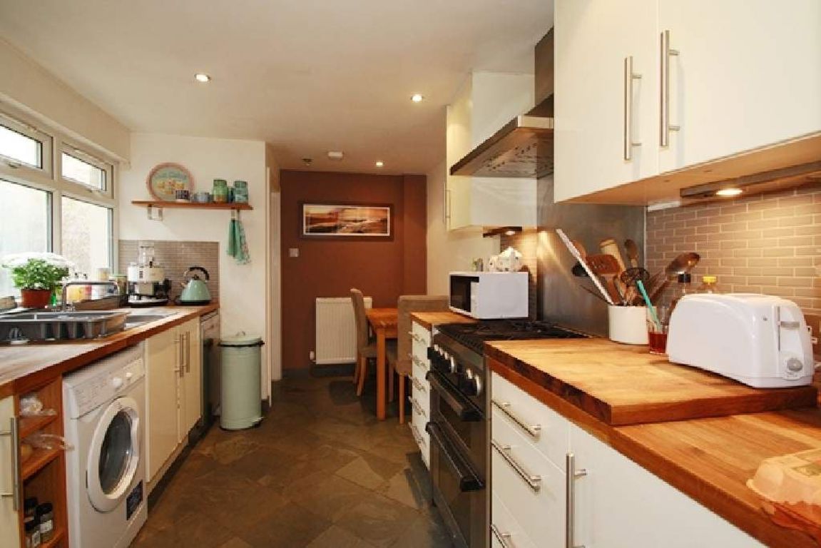 1 bed property in Victor Road, London