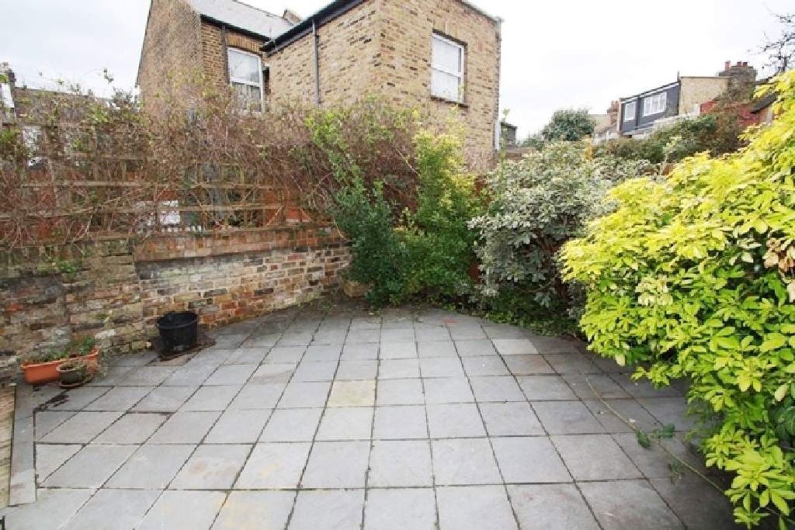 1 bed property in Victor Road, London