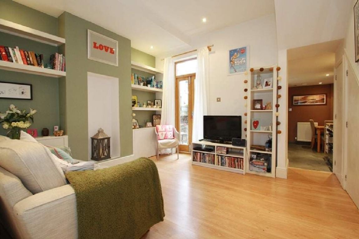 1 bed property in Victor Road, London