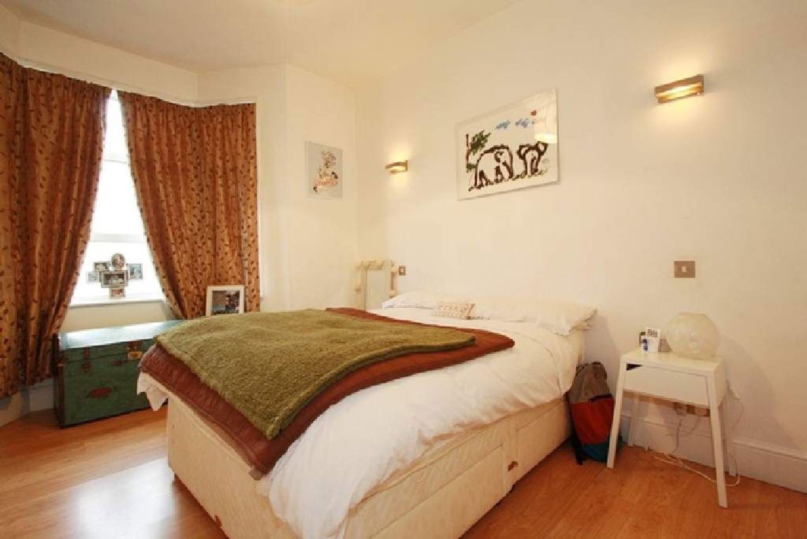 1 bed property in Victor Road, London