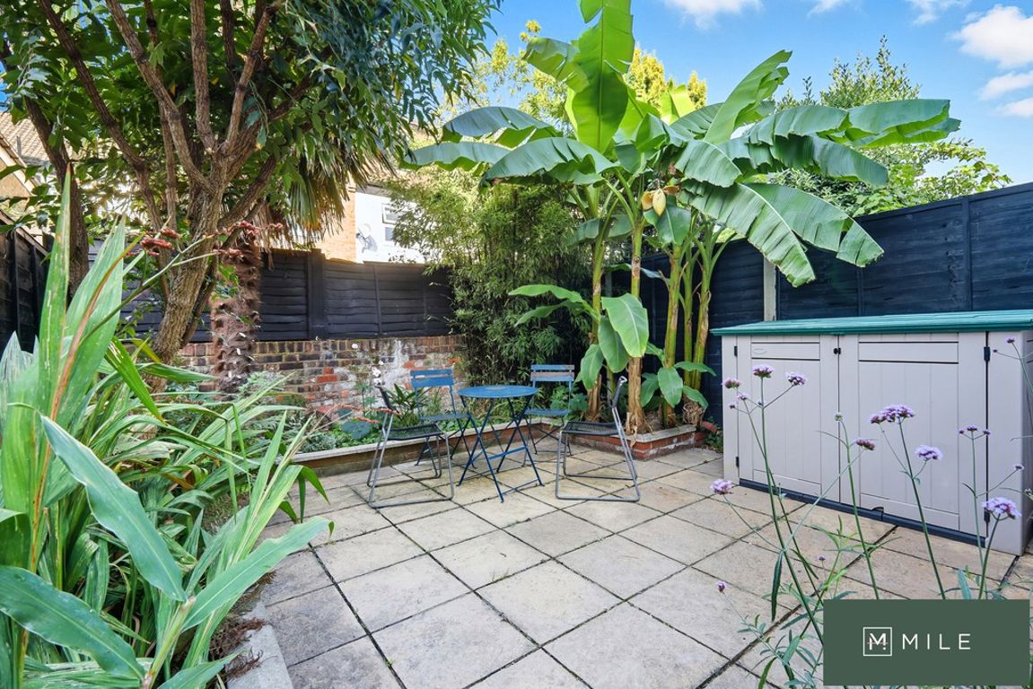 1 bed property in Earlsmead Road, London