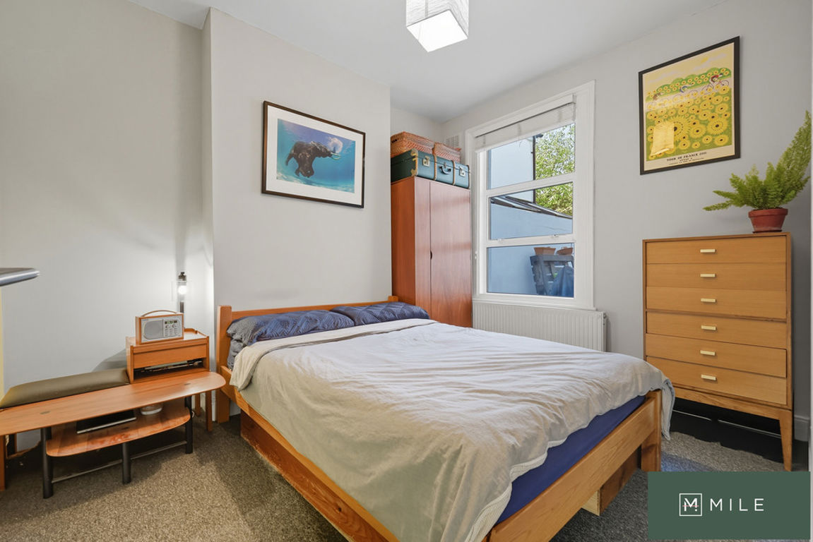 1 bed property in Earlsmead Road, London