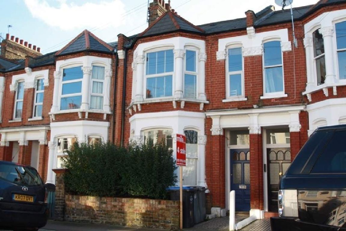 2 bed property in Leighton Gardens, London
