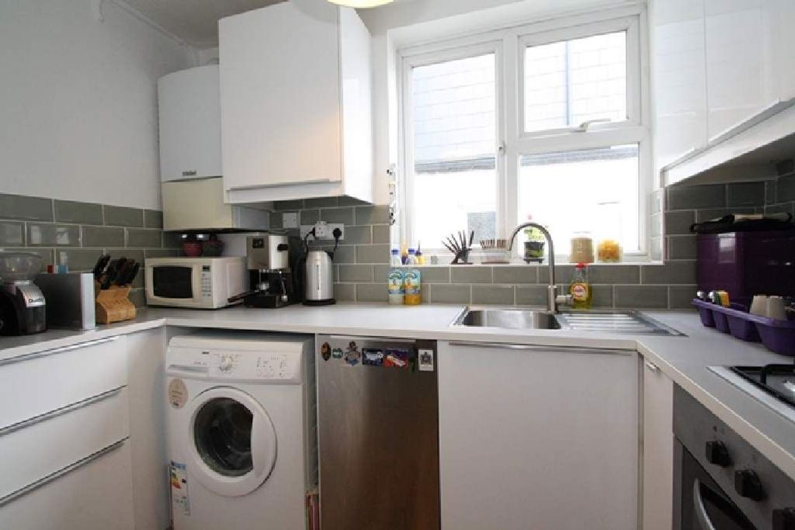 2 bed property in Leighton Gardens, London
