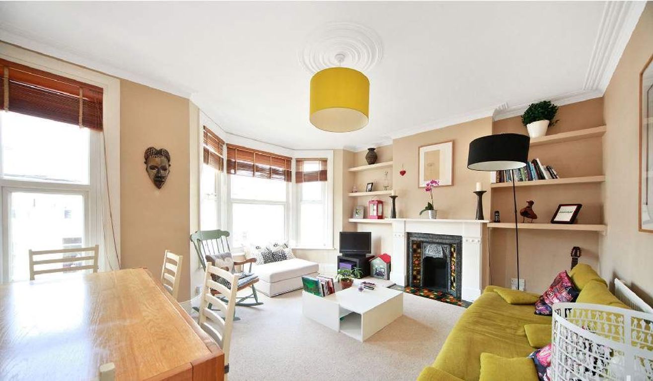 2 bed property in Leighton Gardens, London