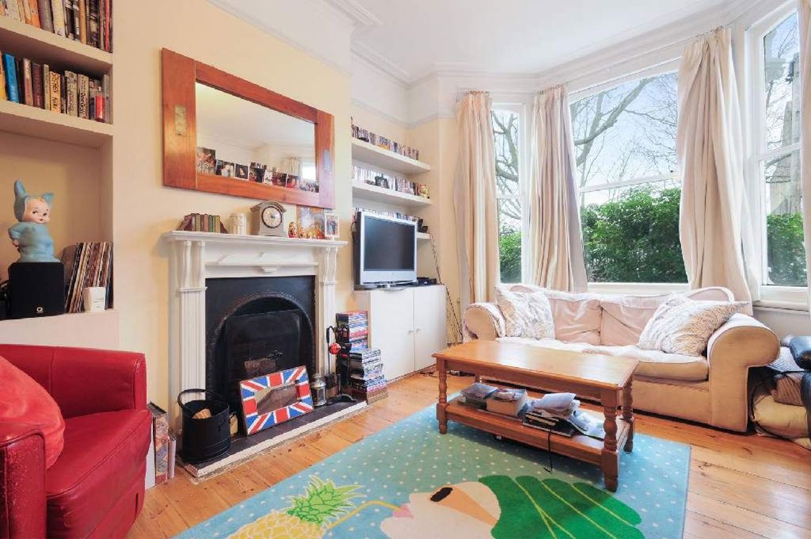 2 bed property in Purves Road, London