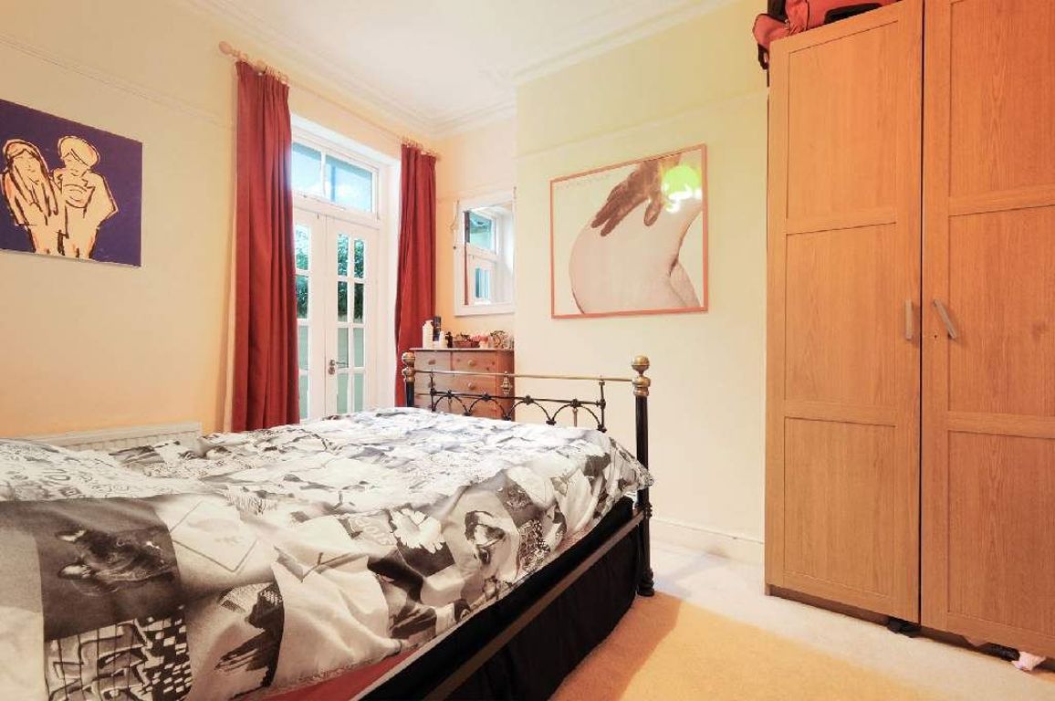 2 bed property in Purves Road, London