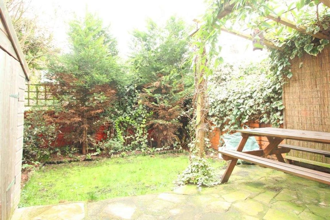 2 bed property in Purves Road, London