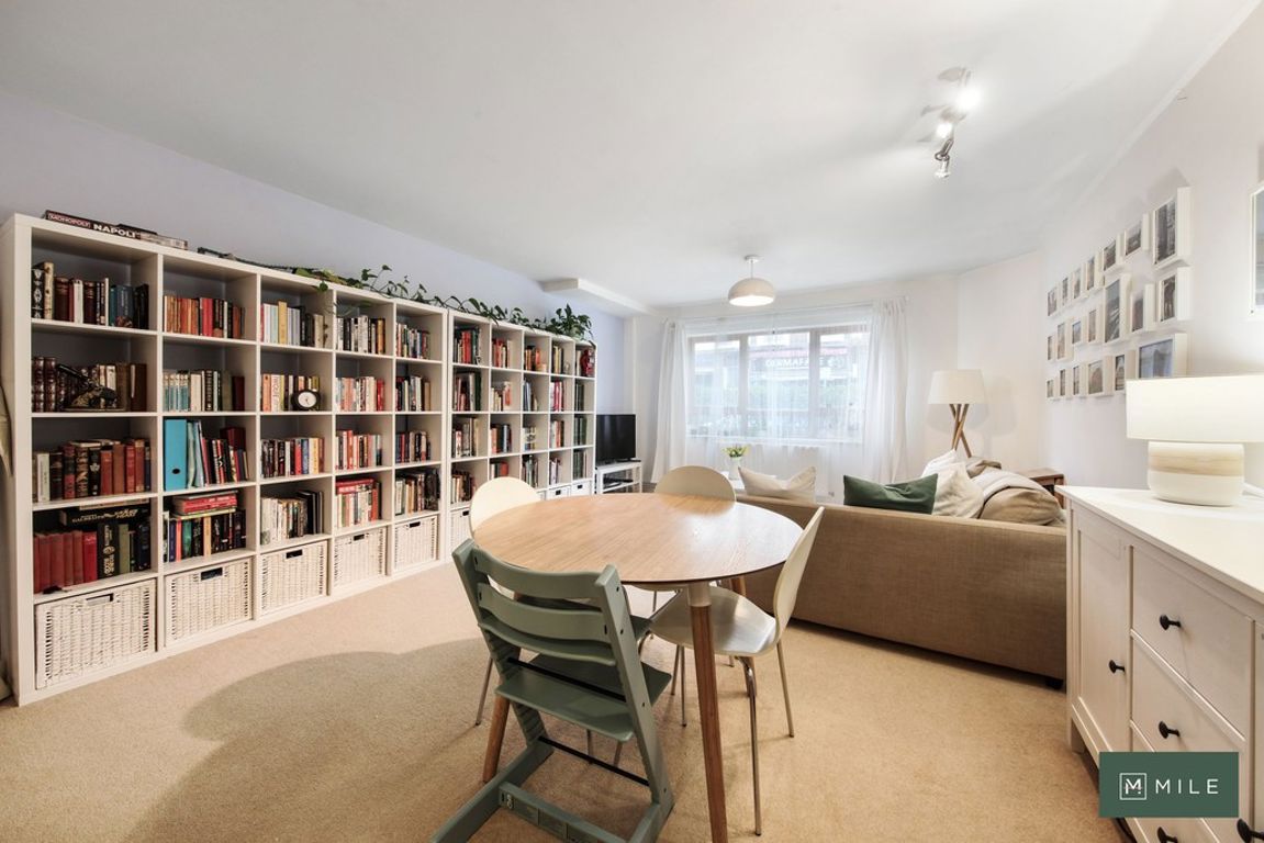 2 bed property in Plough Close, London