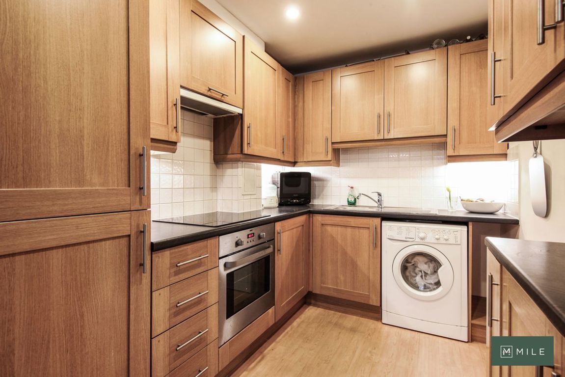 2 bed property in Plough Close, London