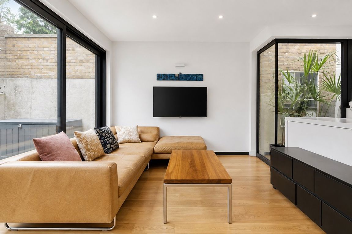4 bed property in Rucklidge Avenue, London
