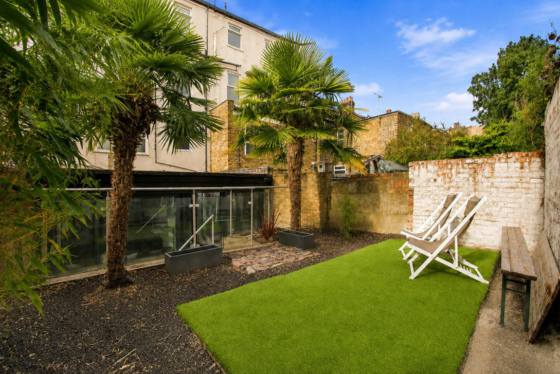 4 bed property in Rucklidge Avenue, London