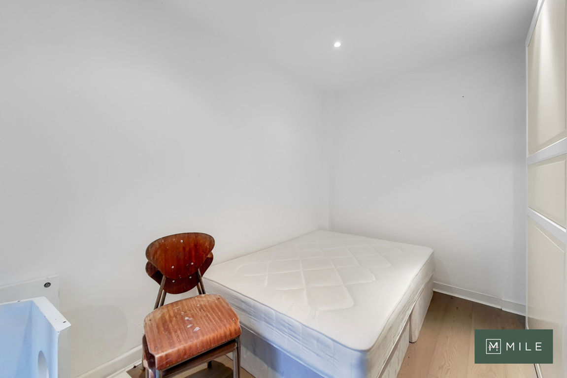 2 bed property in Acton Lane, London