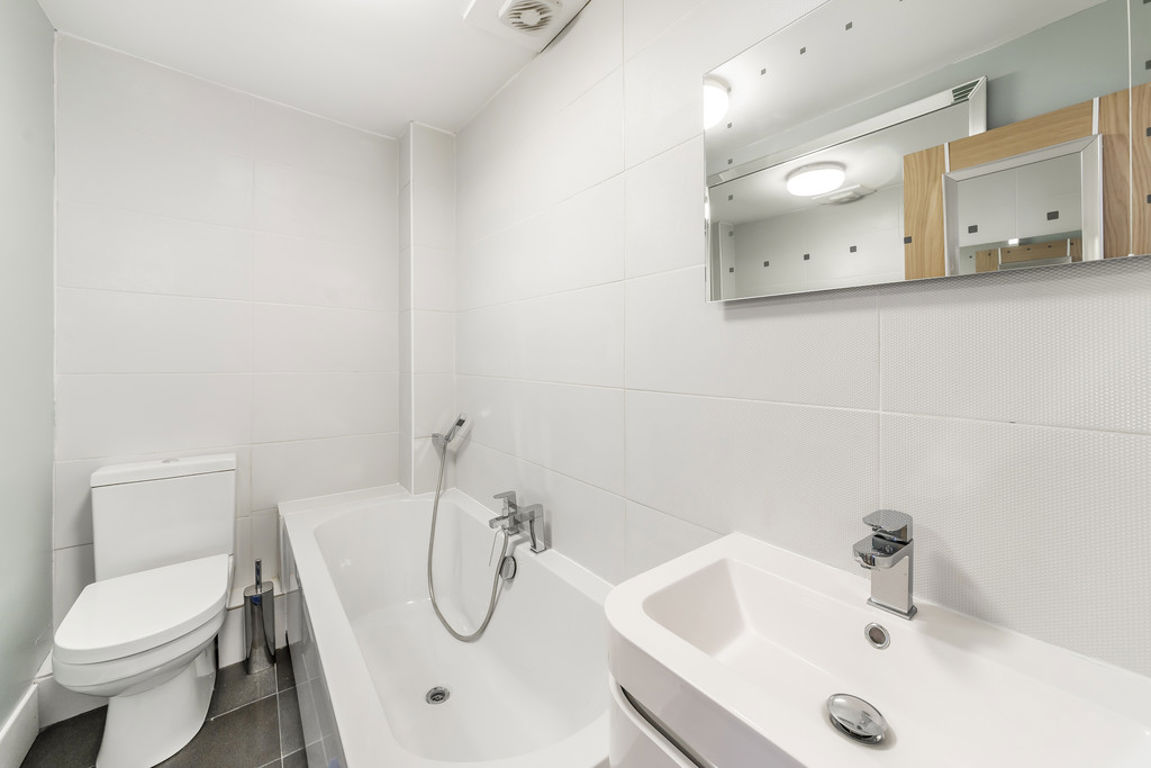 2 bed property in Sellons Avenue, London