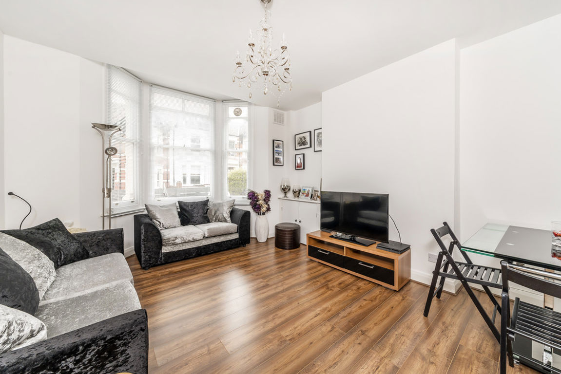 2 bed property in Sellons Avenue, London