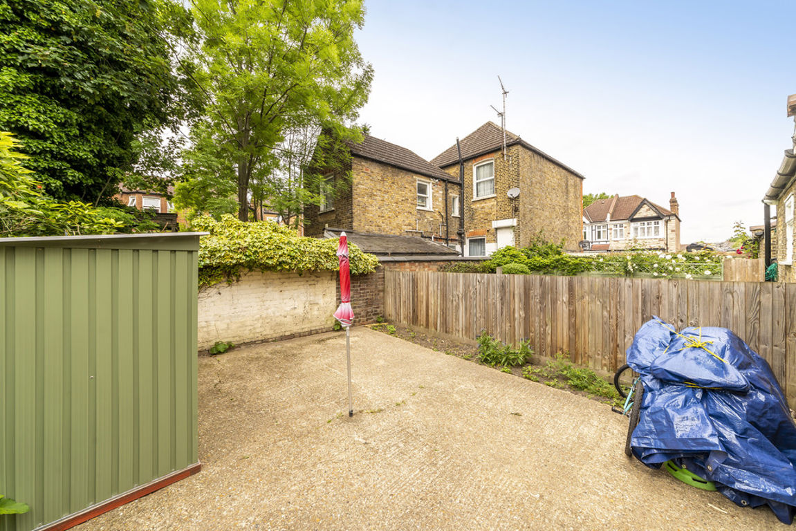 2 bed property in Sellons Avenue, London