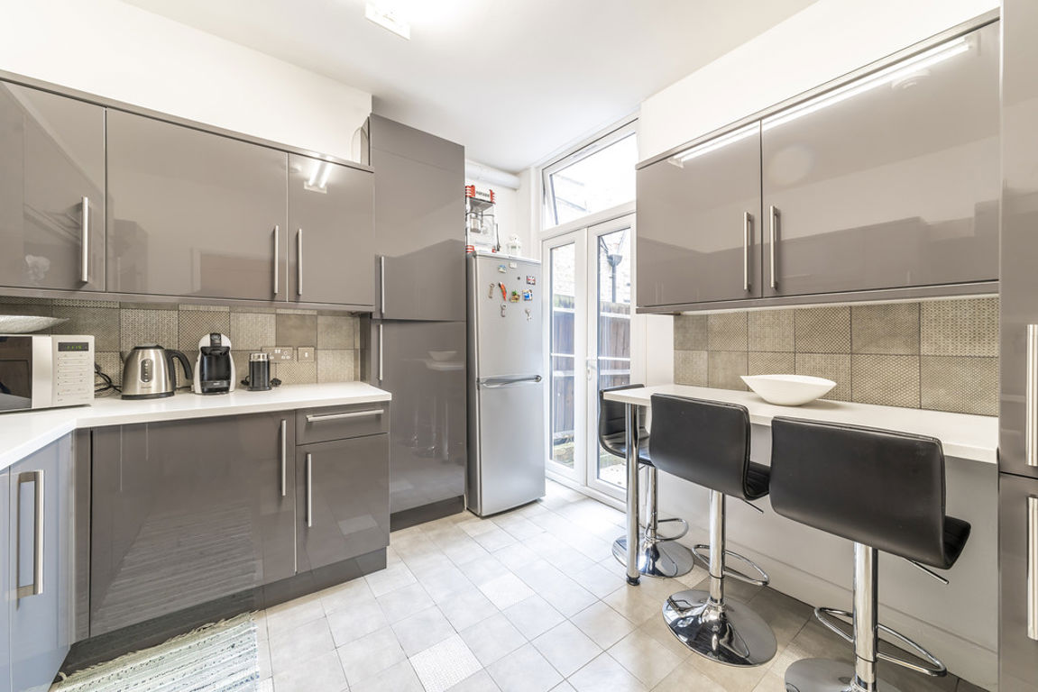 2 bed property in Sellons Avenue, London