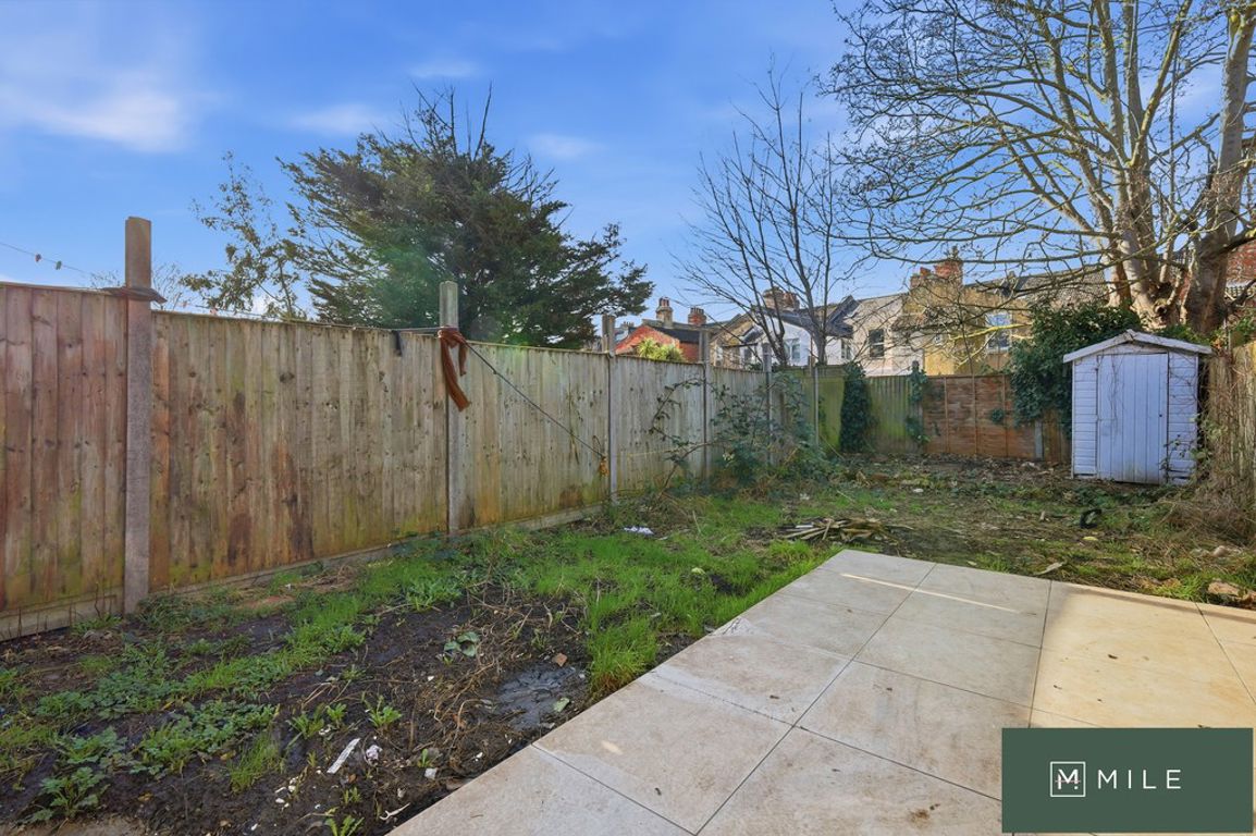 3 bed property in Roundwood Road, London