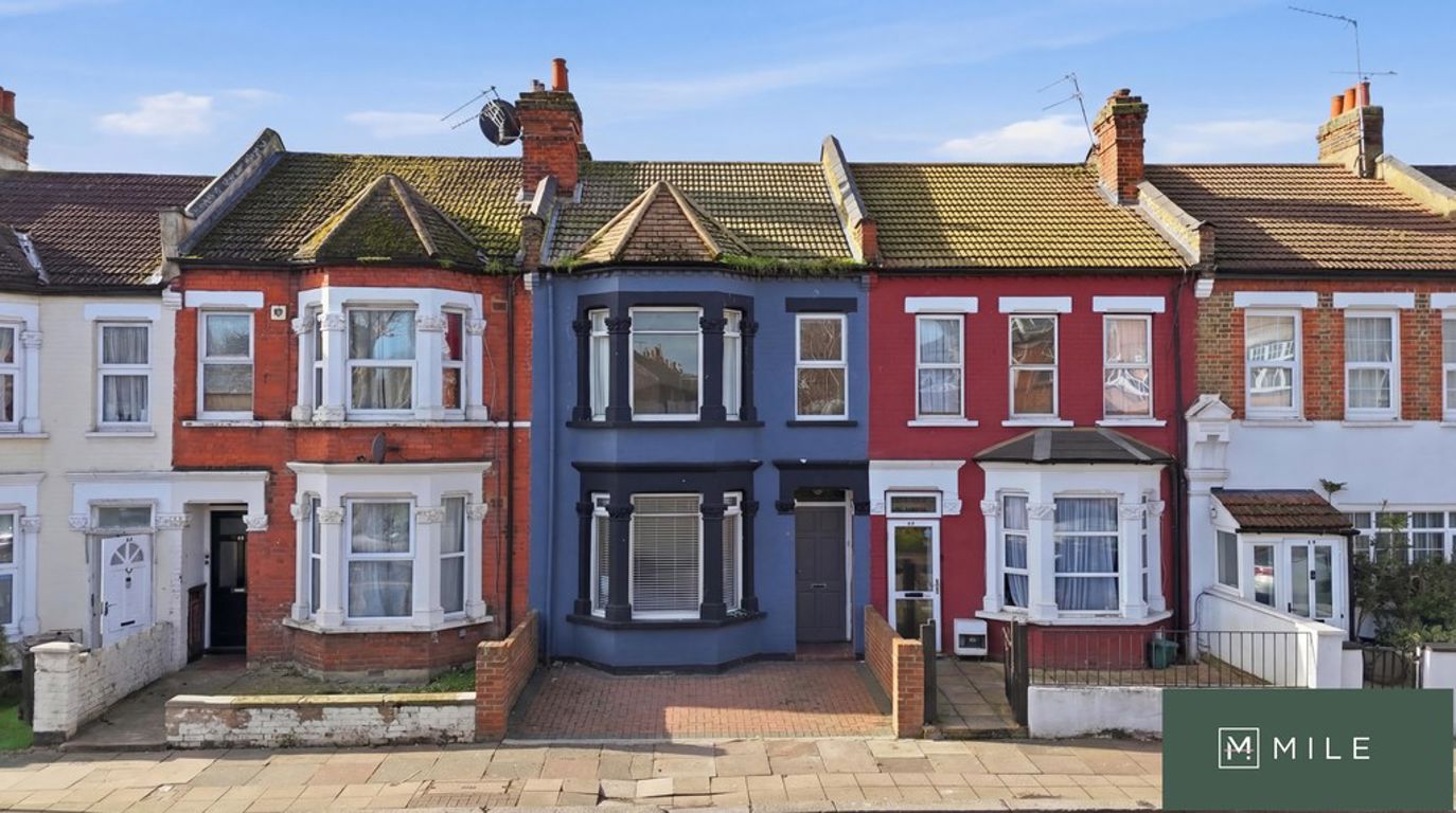 3 bed property in Roundwood Road, London