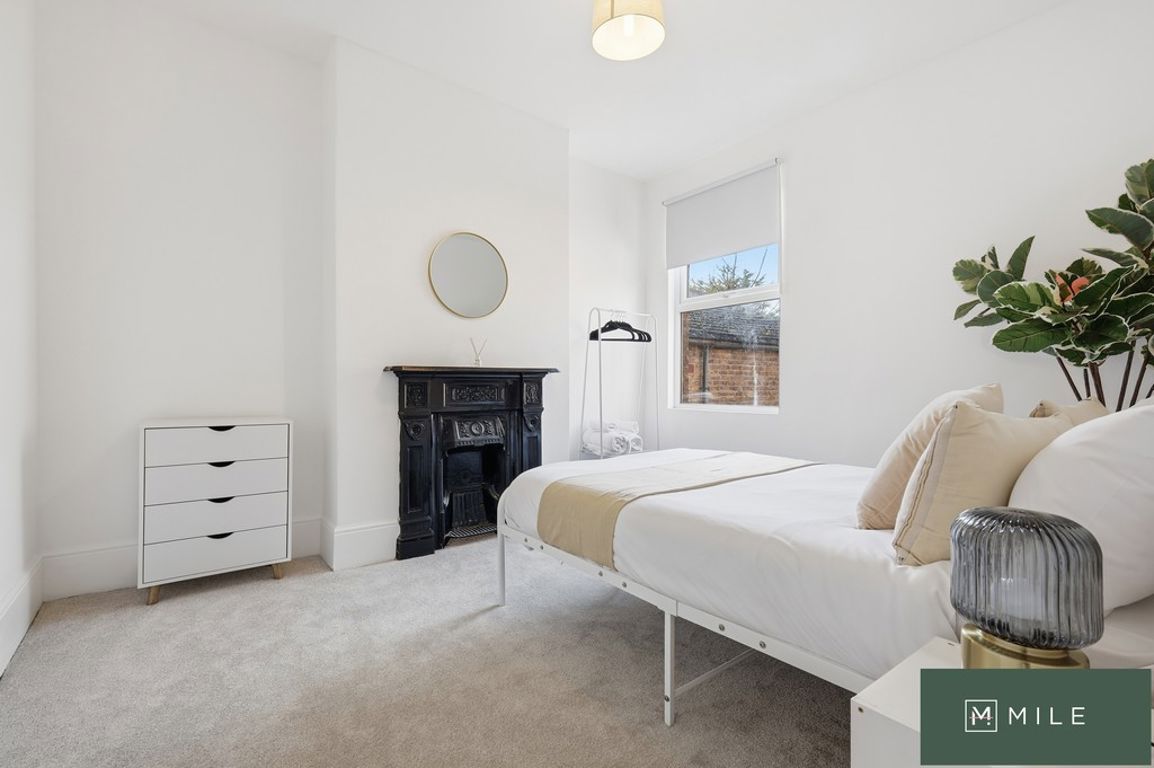 3 bed property in Roundwood Road, London