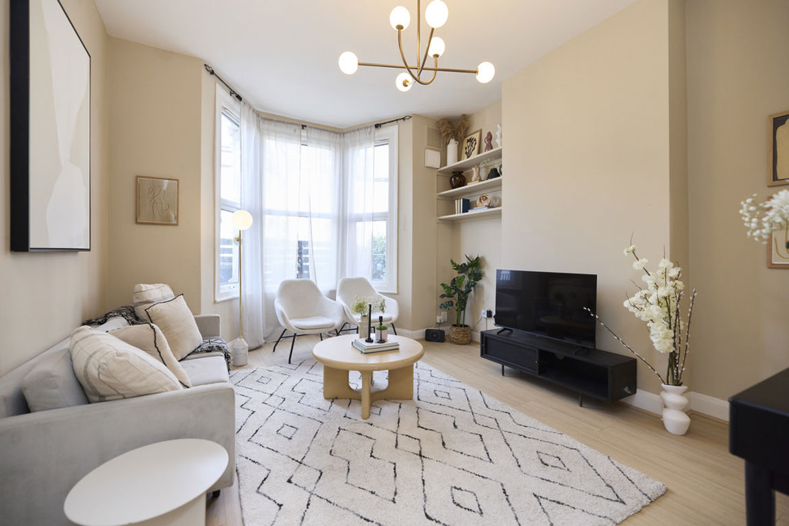 1 bed property in Tubbs Road, London