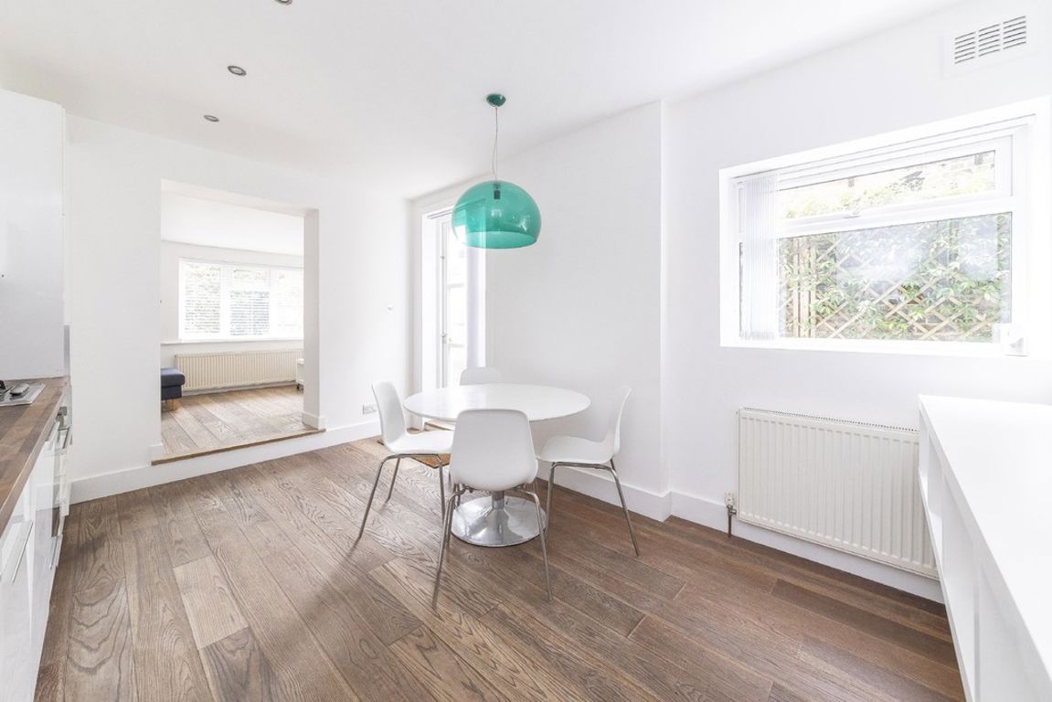 2 bed property in Linden Avenue, London