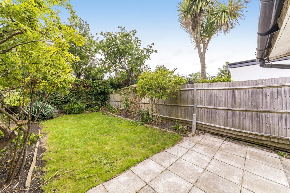 2 bed property in Linden Avenue, London