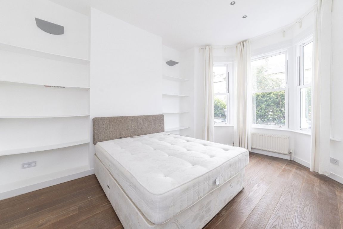 2 bed property in Linden Avenue, London