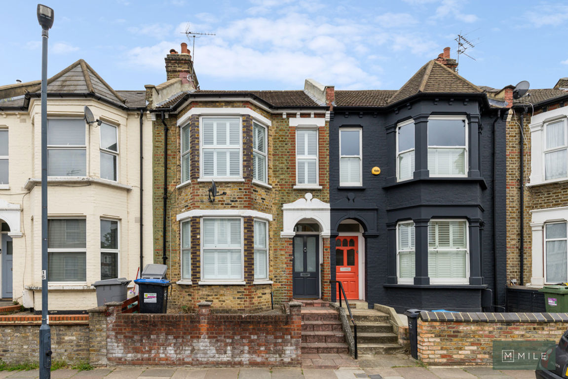 3 bed property in Roundwood Road, London